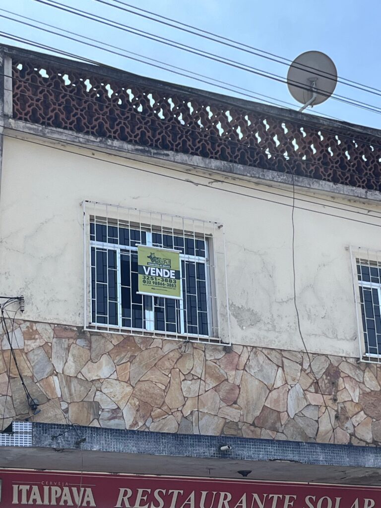Rua Severiano de Rezende, 259, Centro.