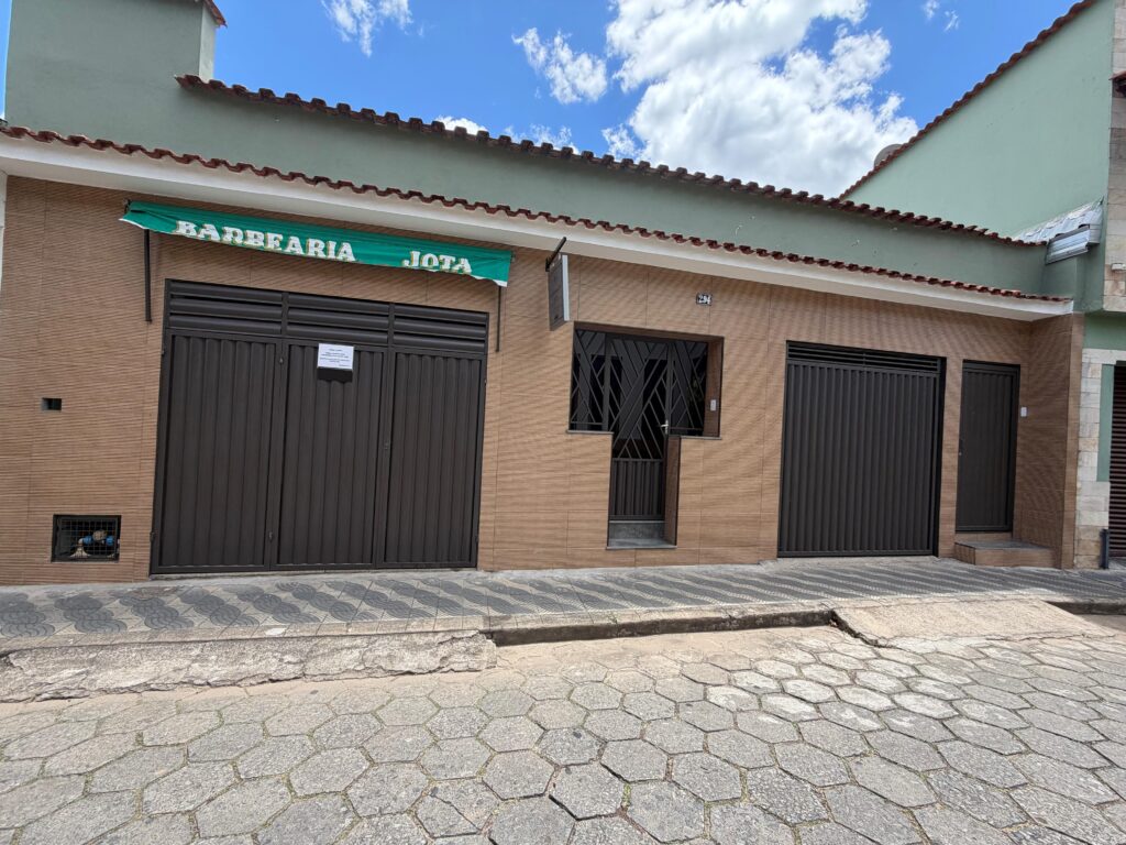 Rua Waldemar Silva, 294, Centro.